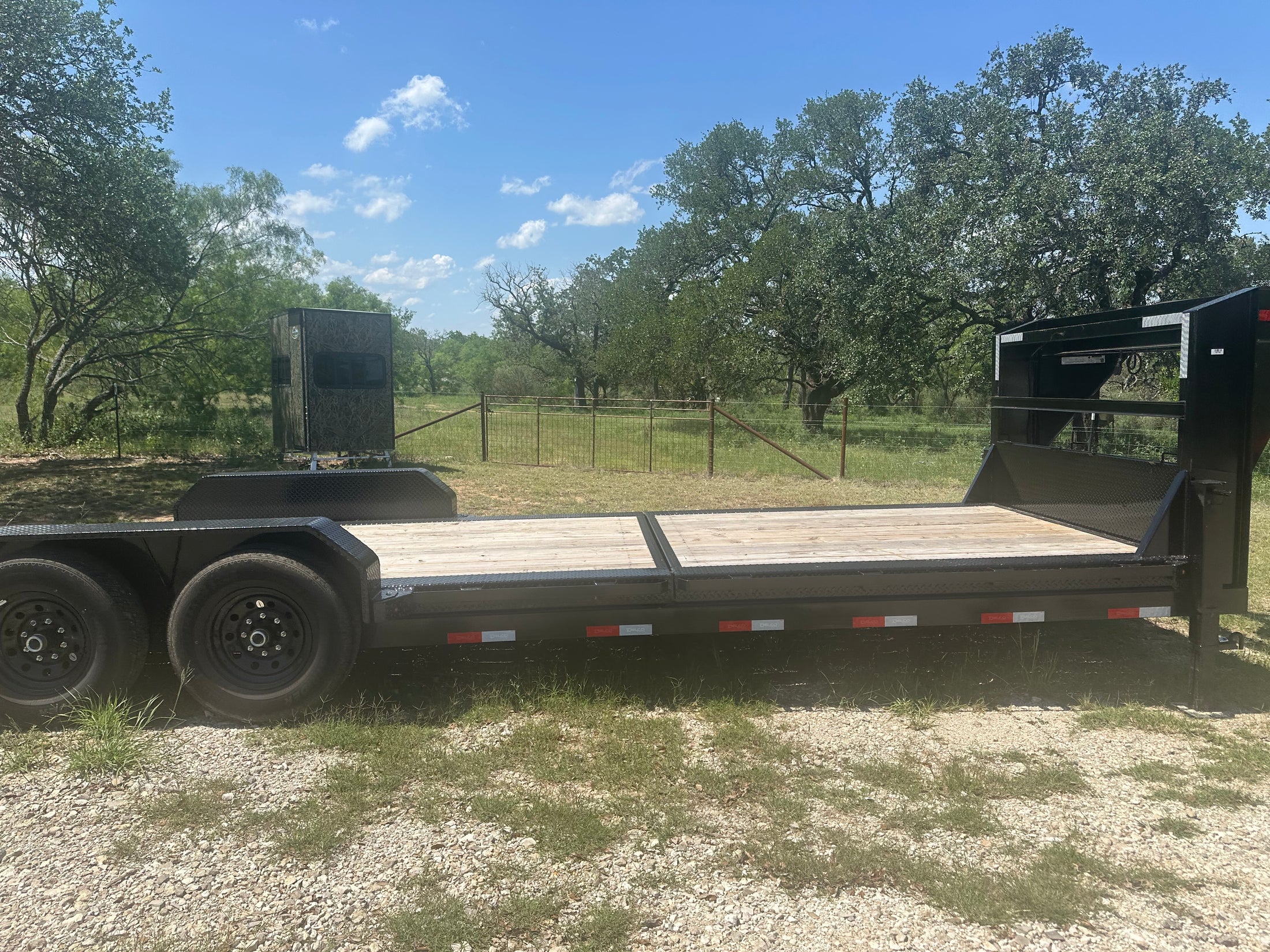 Delco 83" x 24' 8' deck Tandem Gooseneck Tilt 7786